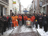 862277 Afbeelding van het publiek in de Pauwstraat te Utrecht, dat in afwachting is van de draak en z'n begeleiders om ...